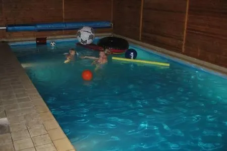 Oude Boshut Met Zwembad